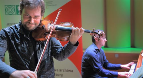 Jakub Jakowicz (przy fortepianie Bartosz Bednarczyk) w Dwójkowej audycji Five oclock, 2015 r.