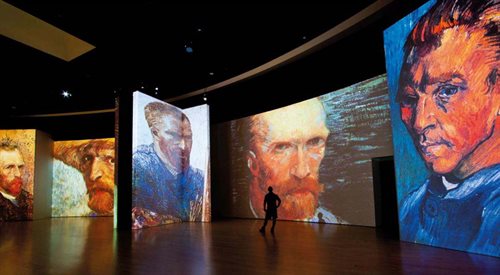 Na wystawie Van Gogh Alive można oglądać ponad 3 tysiące dzieł mistrza wyświetlanych w formie wielkoformatowych, tętniących kolorami obrazów