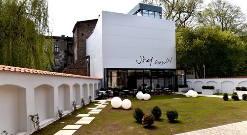 W Pawilonie Józefa Czapskiego znajdują się sale ekspozycyjne, kawiarnia, czytelnia oraz odwzorowany w skali 1:1 pokój malarza z mieszkania w podparyskim Maisons-Laffitte