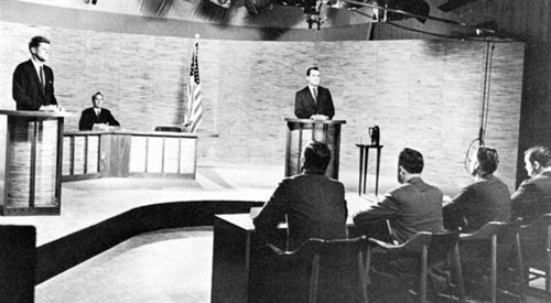 John F. Kennedy i Richard NIxon podczas pierwszej telewizyjnej debaty, Waszyngton 1960, fot. Wikimedia Commonsdomena publiczna