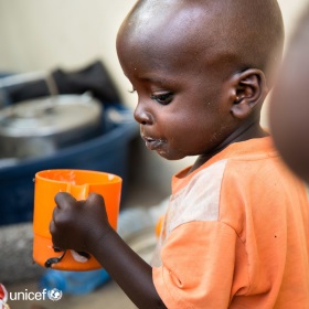 Unicef pomaga dzieciom głodującym w Afryce