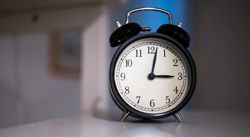 Brakuje jednoznacznych dowodów na to, czy zmiana czasu wpływa na naszą wydajność w codziennym życiu i miejscu pracy.