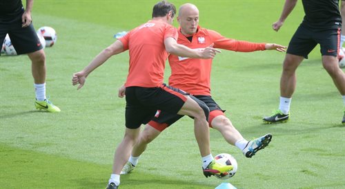 Piłkarze reprezentacji Polski - Michał Pazdan  i Grzegorz Krychowiak podczas treningu we francuskim La Baule