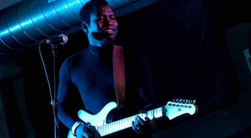 Muzyk malijskiego zespołu Songhoy Blues, o którym opowiada film Grajmy dopóki nas nie zabiją
