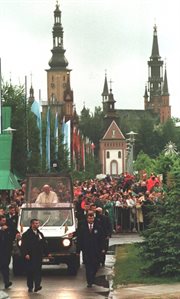 Papież Jan Paweł II poświęcił Sanktuarium Matki Bożej w Licheniu.
Przejazd Ojca Świętego wokół Sanktuarium. Licheń, 7.06.1999