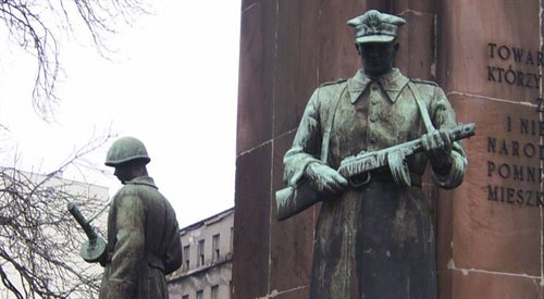 Pomnik Braterstwa Broni (na zdj. fragm.) był pierwszym pomnikiem wzniesionym w Warszawie po zakończeniu wojny