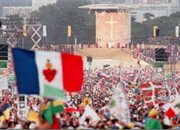 Jan Paweł II pozdrawia od ołtarza tłum młodych zgromadzonych  na torach wyścigowych Longchamp, zmienionych w plenerową bazylikę. Wieczorem 23 sierpnia rozpoczęło się tu 