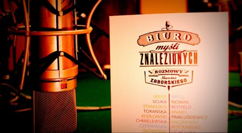Książka Biuro Myśli Znalezionych to zapis rozmów, które Marcin Zaborski prowadzi w swojej autorskiej audycji na antenie radiowej Trójki. Bohaterowie tych spotkań to twórcy, artyści, byli politycy, działacze społeczni i dziennikarze.