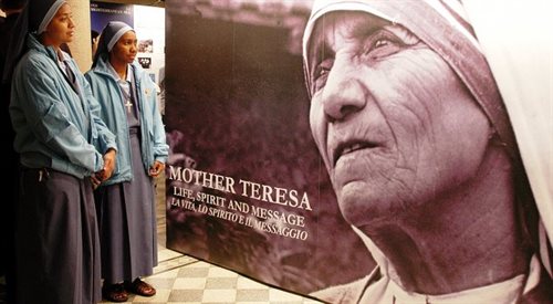 Dwie zakonnice oglądają portret Matki Teresy na wystawie w bazylice św. Antoniego w Rzymie, 18 października 2003 r.