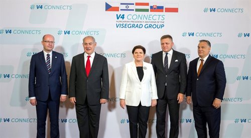 Od lewej: premier Czech Bohuslav Sobotka, Izraela - Benjamin Netanyahu, Polski - Beata Szydło, Słowacji - Robert Fico i Węgier -  Viktor Orban