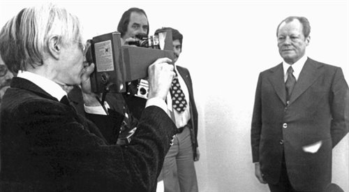 Amerykański malarz, grafik i filmowiec Andy Warhol fotografuje Polaroidem lidera SDP Willyego Brandta. Zdjęcie miało posłużyć jako szablon do portretu. foto: PAP  DPA