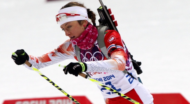Monika Hojnisz podczas biathlonowego biegu na dochodzenie na 10 km w Soczi