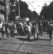 W czasie strajku na ulice wyszli nie tylko robotnicy, ale i mieszkańcy miasta. Poznań, czerwiec 1956