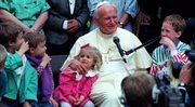 09.06.1991: IV pielgrzymka papieża Jana Pawła II do Polski. W siedzibie Sekretariatu Konferencji Episkopatu Polski, Ojciec Święty spotkał się z grupą dzieci i odpowiadał na ich pytania