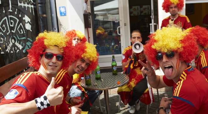 Hiszpańscy kibice bawią się na Starym Mieście w Gdańsku, w oczekiwaniu na mecz piłkarskich mistrzostw Europy z Włochami
