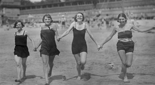 Fotoreporter Ilustrowanego Kuriera Codziennego uwiecznia cztery dziewczyny biegnące po plaży nieopodal Mostu Poniatowskiego. Zdjęcie powstało w 1927 roku i dzięki przedrukowi w przedwojennej gazecie przetrwało do dzisiejszych czasów