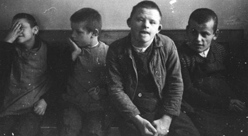 Chore dzieci ze szpitala psychiatrycznego Schnbrunn. Zdjęcie wykonane w 1934 roku przez funkcjonariusza SS
