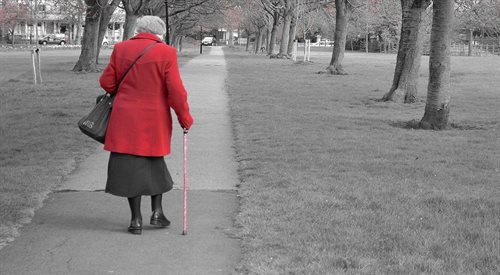 Ponad 34 kobiet po 65. roku życia mieszka samotnie. W coraz bardziej starzejącym się społeczeństwie samotność osób starszych stanowi poważny problem społeczny (zdj. ilustracyjne)