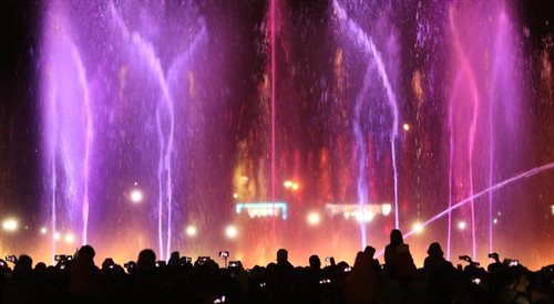 Pokaz Warszawskie syreny inaugurujący nowy sezon w Multimedialnym Parku Fontann na warszawskim Podzamczu, 1 maja 2016 r.