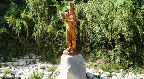 Pomnik chrząszcza pod wzgórzem zamkowym w Szczebrzeszynie