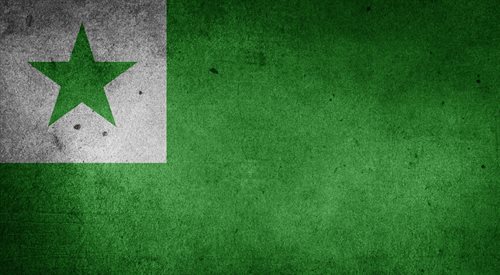 Esperanto to język równości. Jest ponadnarodowy i aby się nim posługiwać trzeba się go nauczyć.