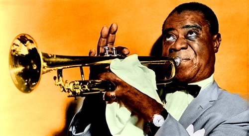 Popularny na całym świecie trębacz i wokalista jazzowy Louis Armstrong, legenda amerykańskiego jazzu