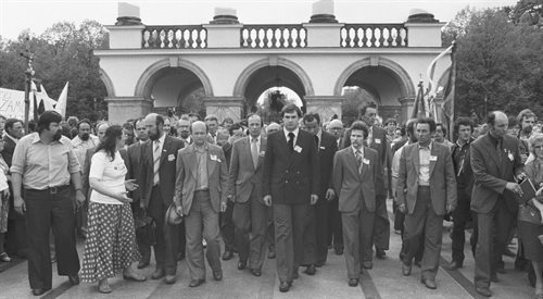 Z okazji zarejestrowania Niezależnego Samorządnego Związku Zawodowego Rolników Indywidualnych Solidarność, delegacje Solidarności Wiejskiej złożyły kwiaty przed Grobem Nieznanego Żołnierza, 12 maja 1981