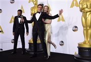Paweł Pawlikowski z Nicole Kidman i Chiwetel Ejiofor po otrzymaniu statuetki Oscara.