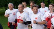 Premier Donald Tusk, posłanka Jagna Marczułajtis-Walczak oraz czterokrotny mistrz olimpijski w chodzie Robert Korzeniowski podczas Biegu Wolności 