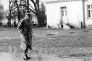 Józef Piłsudski podczas spaceru na dziedzińcu przed Belwederem. Warszawa, 27.03.1930 