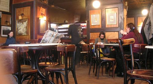 Alfred Polgar mawiał, że kawiarnia to miejsce, gdzie ludzie chcą być sami, ale potrzebują do tego towarzystwa (na zdjęciu wnętrze kawiarni Hawelka w Wiedniu)