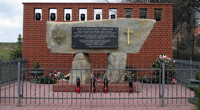 Pomnik w Markowej poświęcony ofiarom zbrodni dokonanej w 1944 roku