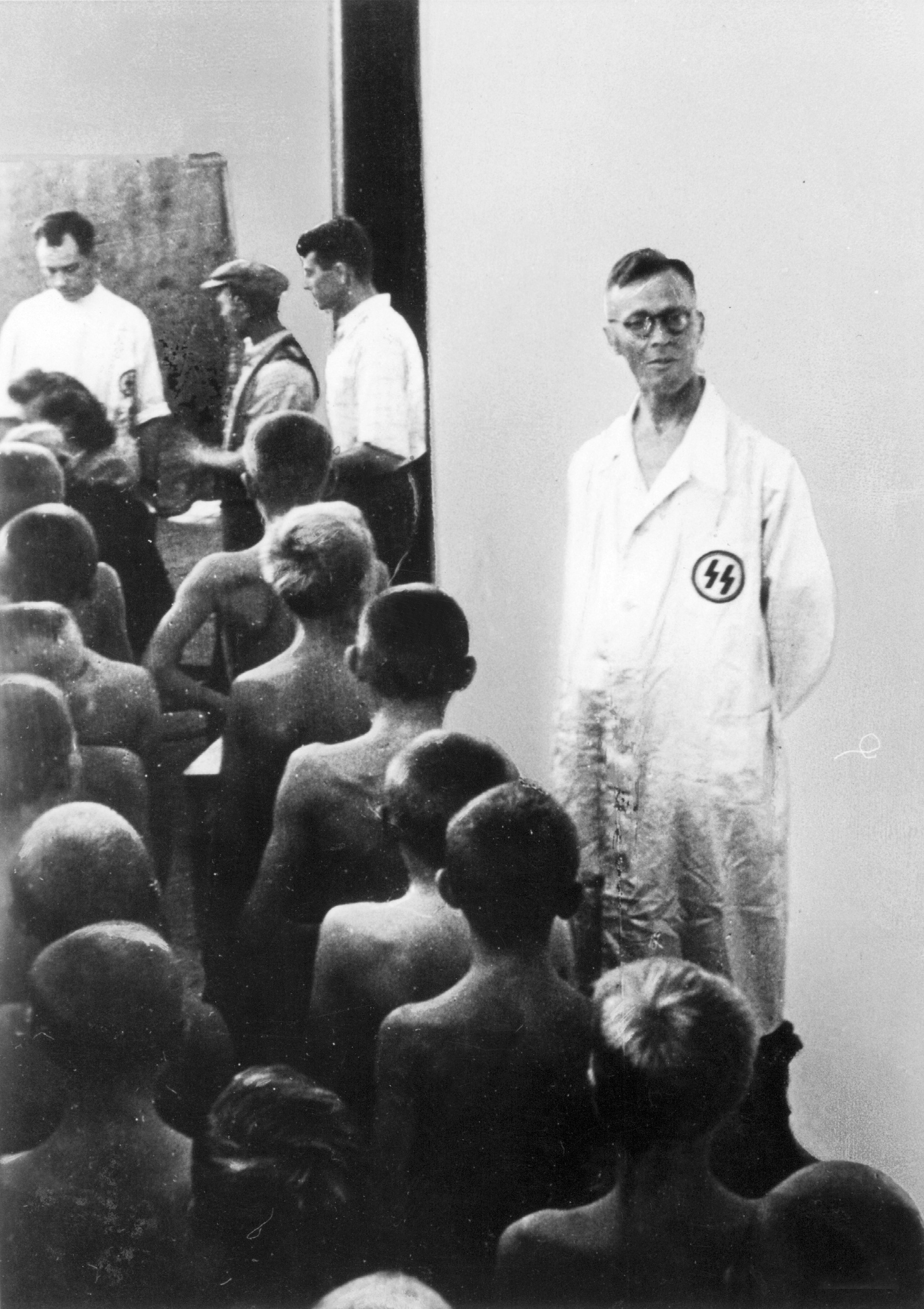 Lekarze SS przeprowadzają badania porwanych polskich chłopców dla Lebensborn. Fotografia wykonana w 1942 roku. Fot. Agencja Forum