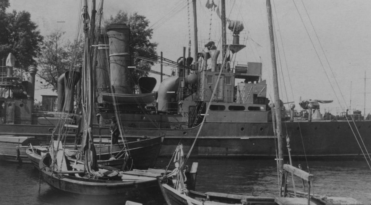 Port Marynarki Wojennej w Pucku, łodzie rybackie oraz trałowiec ORP Czajka i za nim ORP Mewa