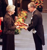 Na zdjęciu archiwalnym z dnia 10.12.1996. Poetka Wisława Szymborska odbiera z rąk króla Karola XVI Gustawa literacką Nagrodę Nobla, podczas ceremonii w Filharmonii Sztokholmskiej. Wisława Szymborska zmarła 1 lutego 2012 roku, miała 89 lat.