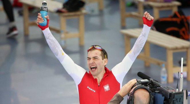 Łyżwiarz Zbigniew Bródka cieszy się ze złotego medalu wywalczonego w wyścigu na 1500 metrów podczas igrzysk w Soczi