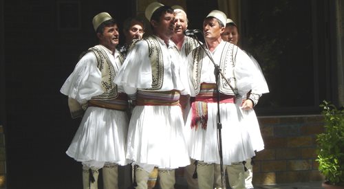 Grupa śpiewaków tradycyjnych z południowo-wschodniego regionu Albanii