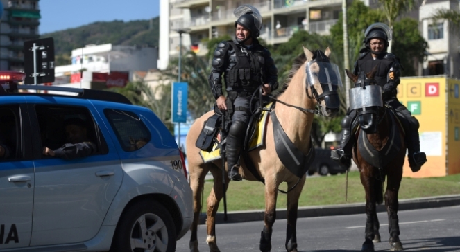 Policja przed stadionem Maracana