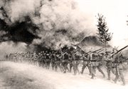 Niemiecka piechota rusza do ataku w bitwie pod Verdun. Francja, 1916