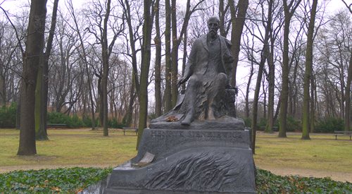 Pomnik Henryka Sienkiewicza w Łazienkach Królewskich w Warszawie