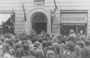 Esbeckie zdjęcie operacyjne. Ludzie gromadzą się na marsz żałobny podczas Czarnych Juwenaliów. Kraków, 15 maja 1977