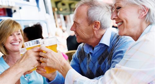 Około 12 procent dorosłych Polaków nadużywa alkoholu. Spożycie czystego alkoholu wynosi ponad 10 litrów na osobę rocznie