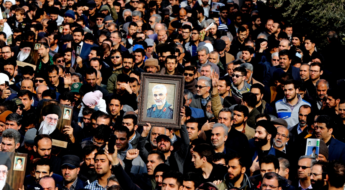 Irańczycy w protestach na ulicach Teheranu opłakują śmierć generała Ghasema Solejmaniego, fot. PAP/EPA/ABEDIN TAHERKENARE