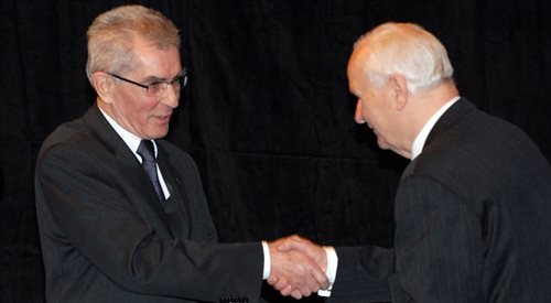 Ks. Stanisław Opiela przyjmuje z rąk Antoniego Kaplińskiego z Fundacji Ekumenicznej Tolerancja medal Zasłużony dla Tolerancji (2007)