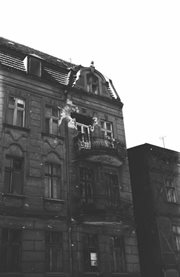 Dom przy ul. Dąbrowskiego uszkodzony przez pociski czołgowe. Poznań, czerwiec 1956