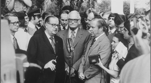 Konferencja prasowa, przy mikrofonie: Hugh Scott, Barry Goldwater (w centrum), John J. Rhodes, fot. Oliver F. Atkins, źr. Wikimedia Commonsdp