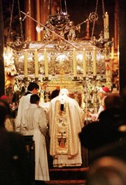 Papież Jan Paweł II odprawił mszę przy konfesji św. Stanisława w Katedrze Wawelskiej. Kraków, 17.06.1999