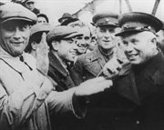 Nikita Chruszczow (z prawej) na moście w Przemyślu świętuje zajęcie wschodnich terenów II Rzeczpospolitej, wrzesień 1939