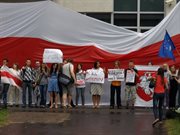 Kilkudziesięciu Białorusinów demonstrowało w 20 rocznicę uzyskania przez Białoruś niepodległości przed ambasadą Białorusi w Warszawie.Przynieśli zakazane przez władze Łukaszenki symbole narodowe.