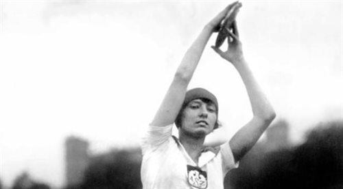 Halina Konopacka - pierwsza polska złota medalistka olimpijska. Zwyciężyła w konkursie rzutu dyskiem na Igrzyskach w Amsterdamie w 1924 roku.
